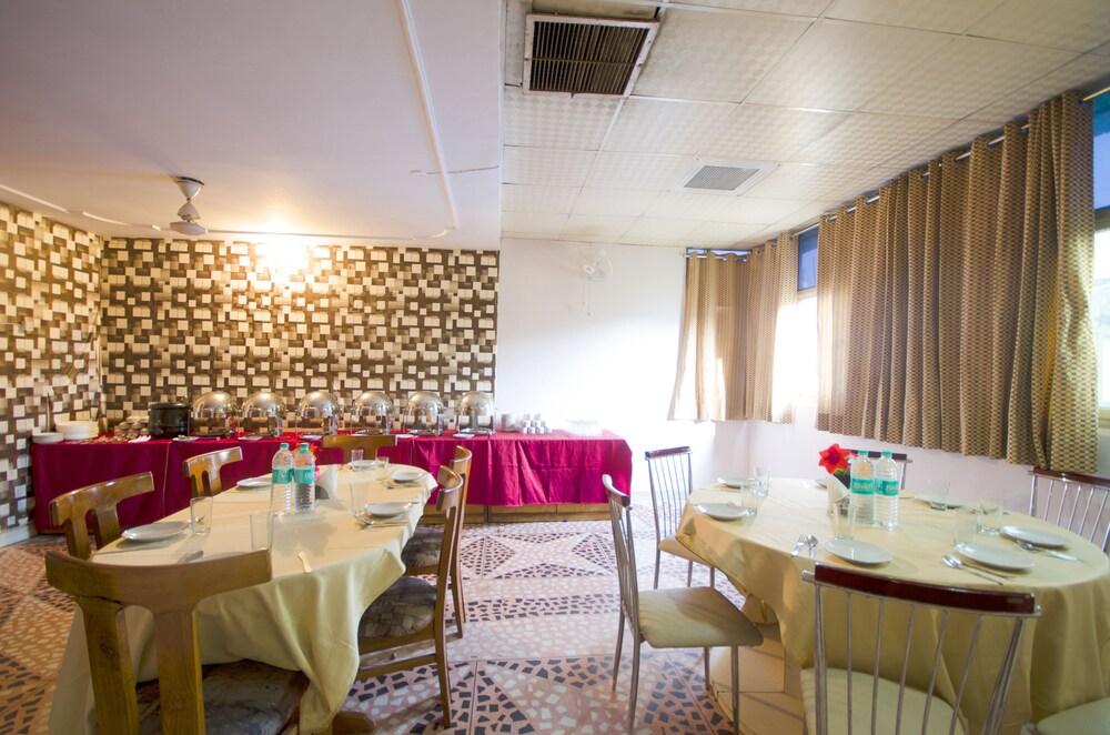 Hotel Pablas International, New Delhi, Near Metro Екстер'єр фото